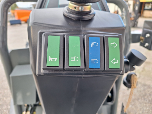 Elektro Hoflader L1150e mit Schaufel und Staplerzinken